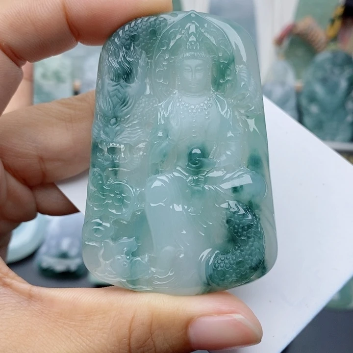 翡翠未镶嵌颈饰御龙观音