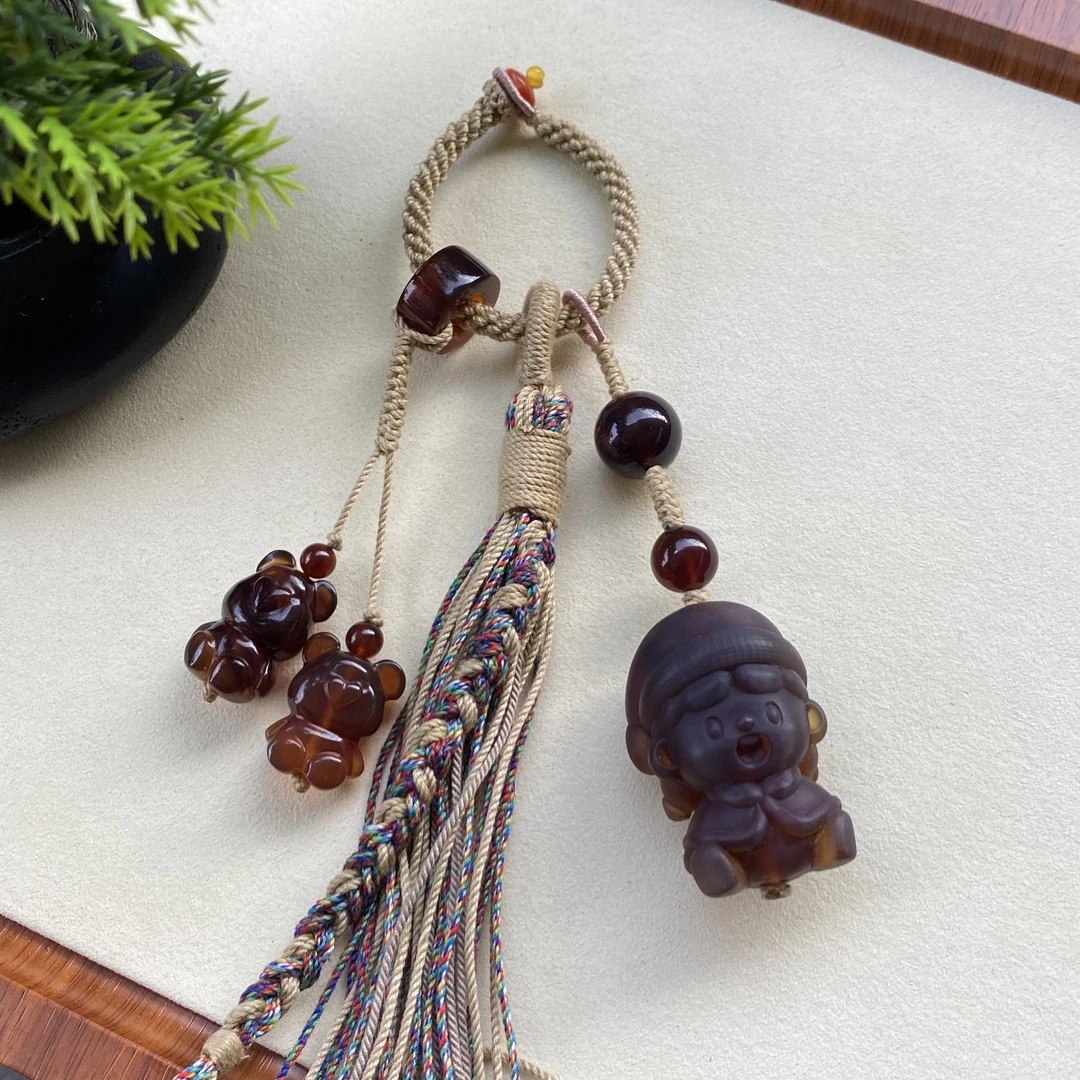 蓉百万珠宝【天然缅甸琥珀（包挂车挂）（黑加仑娃娃）】