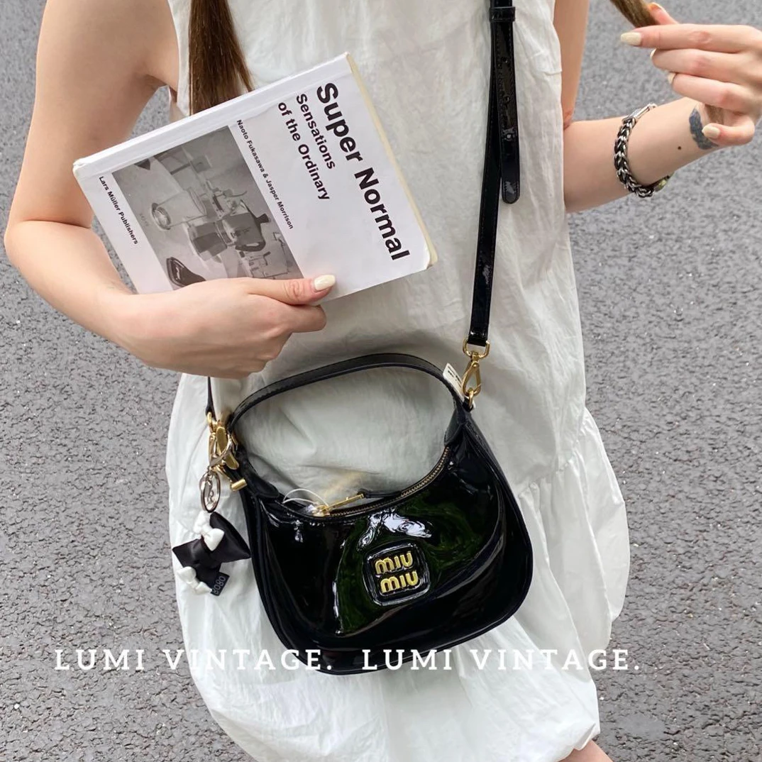 95新 MIU MIU/缪缪 黑金漆皮hobo斜挎包82032487