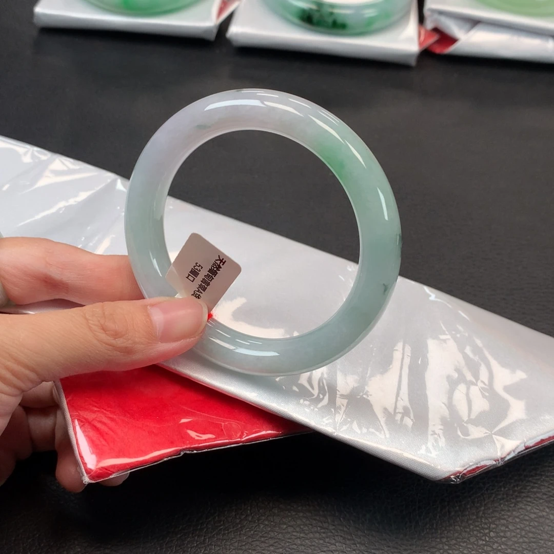 翡翠未镶嵌手镯53圈口淡春彩