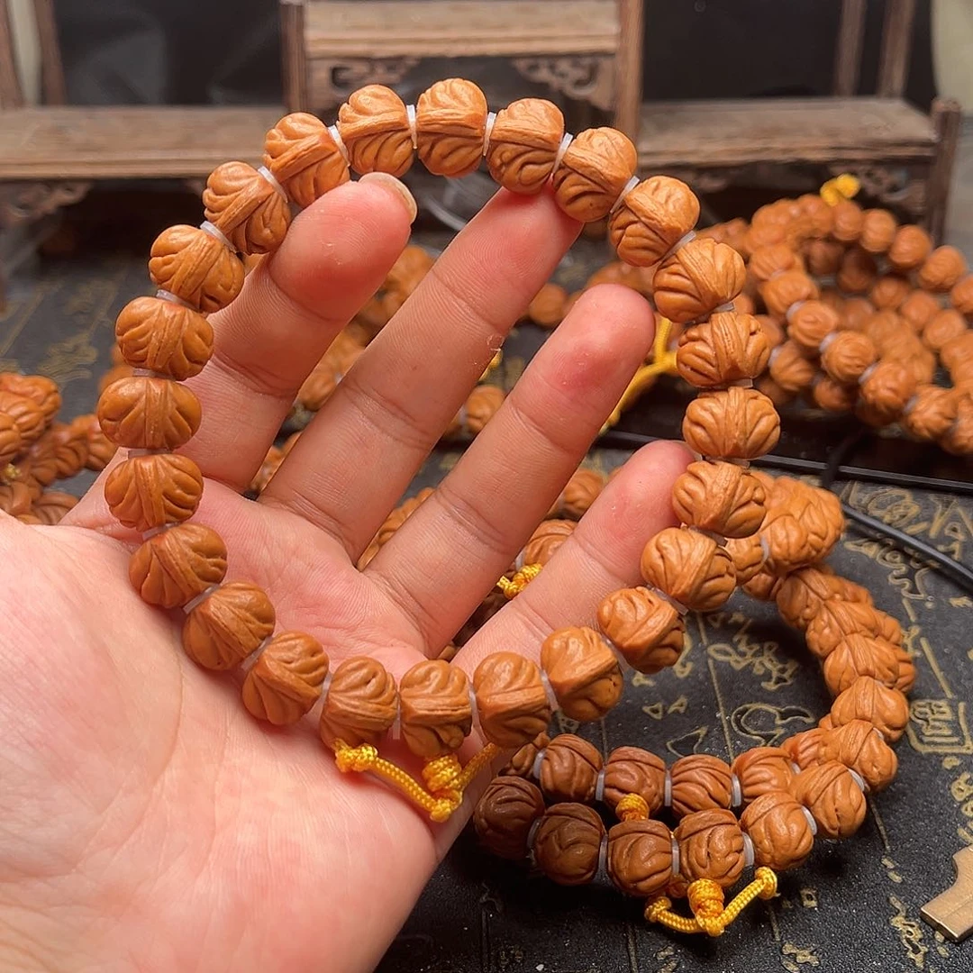 桃核吊坠桃和手持