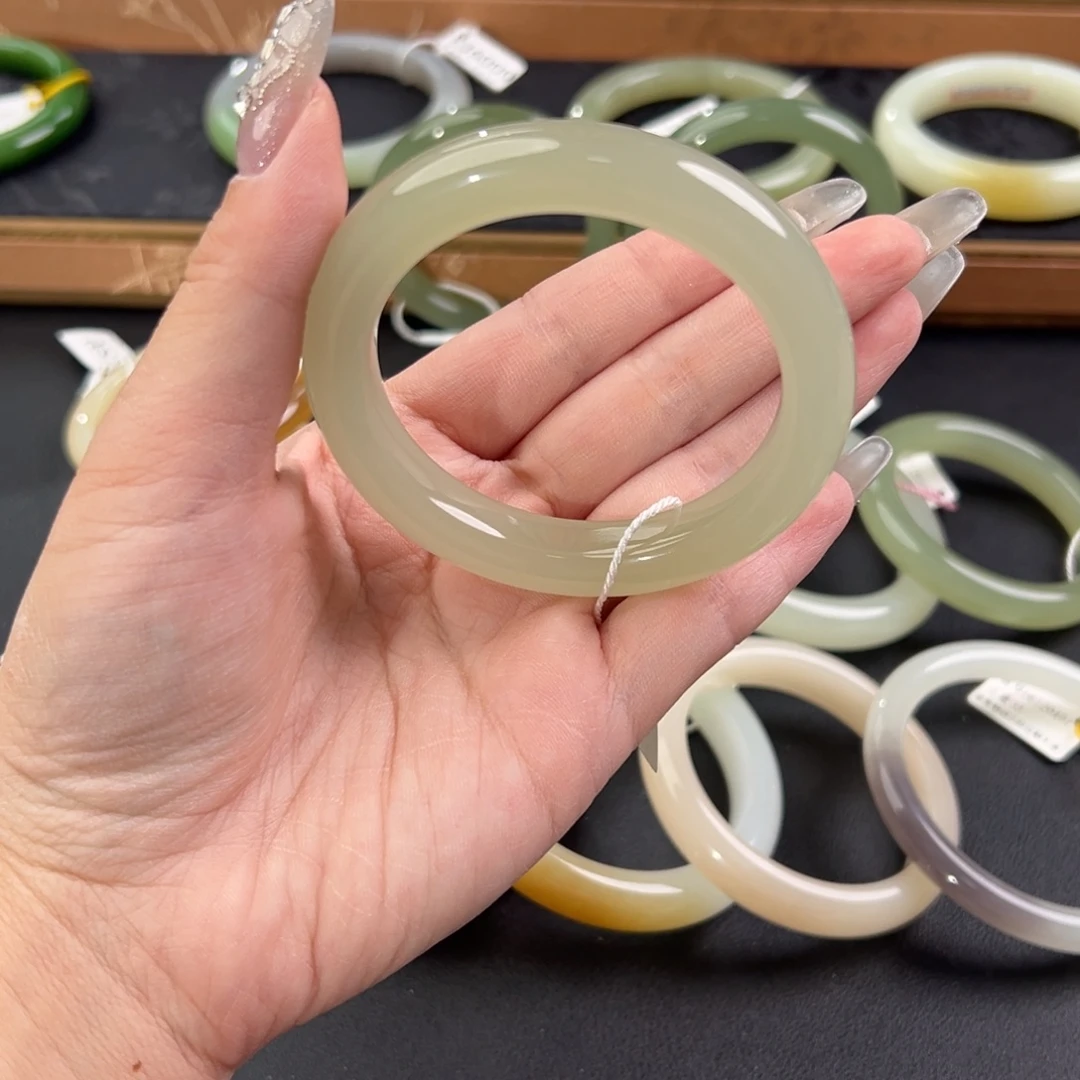 早***n和田玉未镶嵌手镯