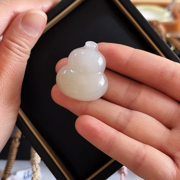 泡***芙和田玉未镶嵌颈饰