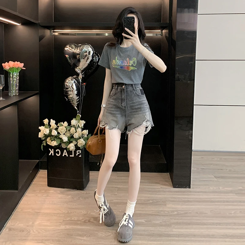 港风穿搭一整套女2025夏时尚减龄洋气灰色短袖T恤牛仔短裤两件套
