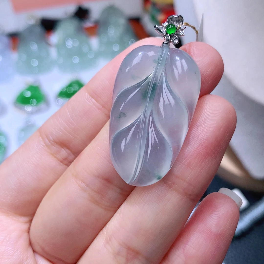 颈饰18K金镶嵌翡翠叶子