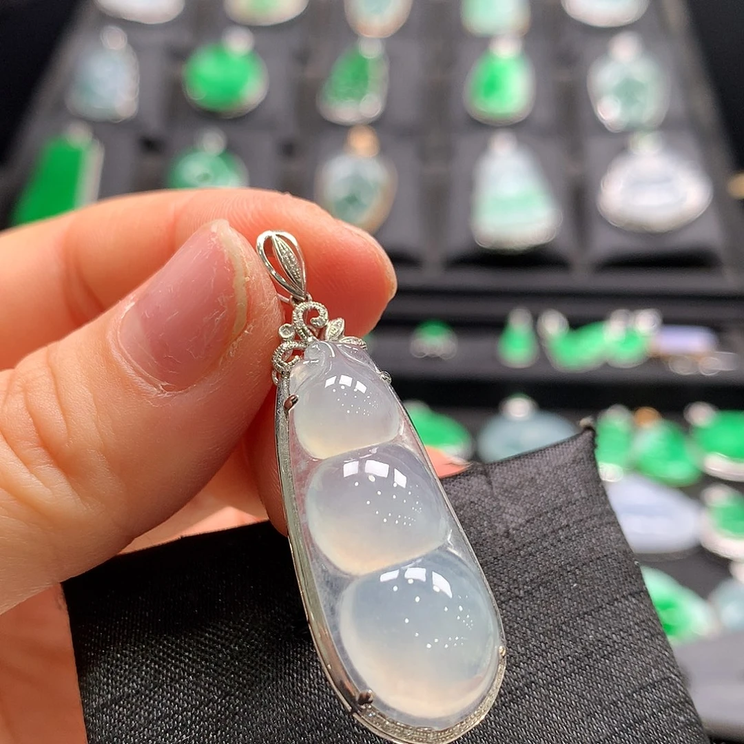 翡翠18K金镶嵌颈饰福豆