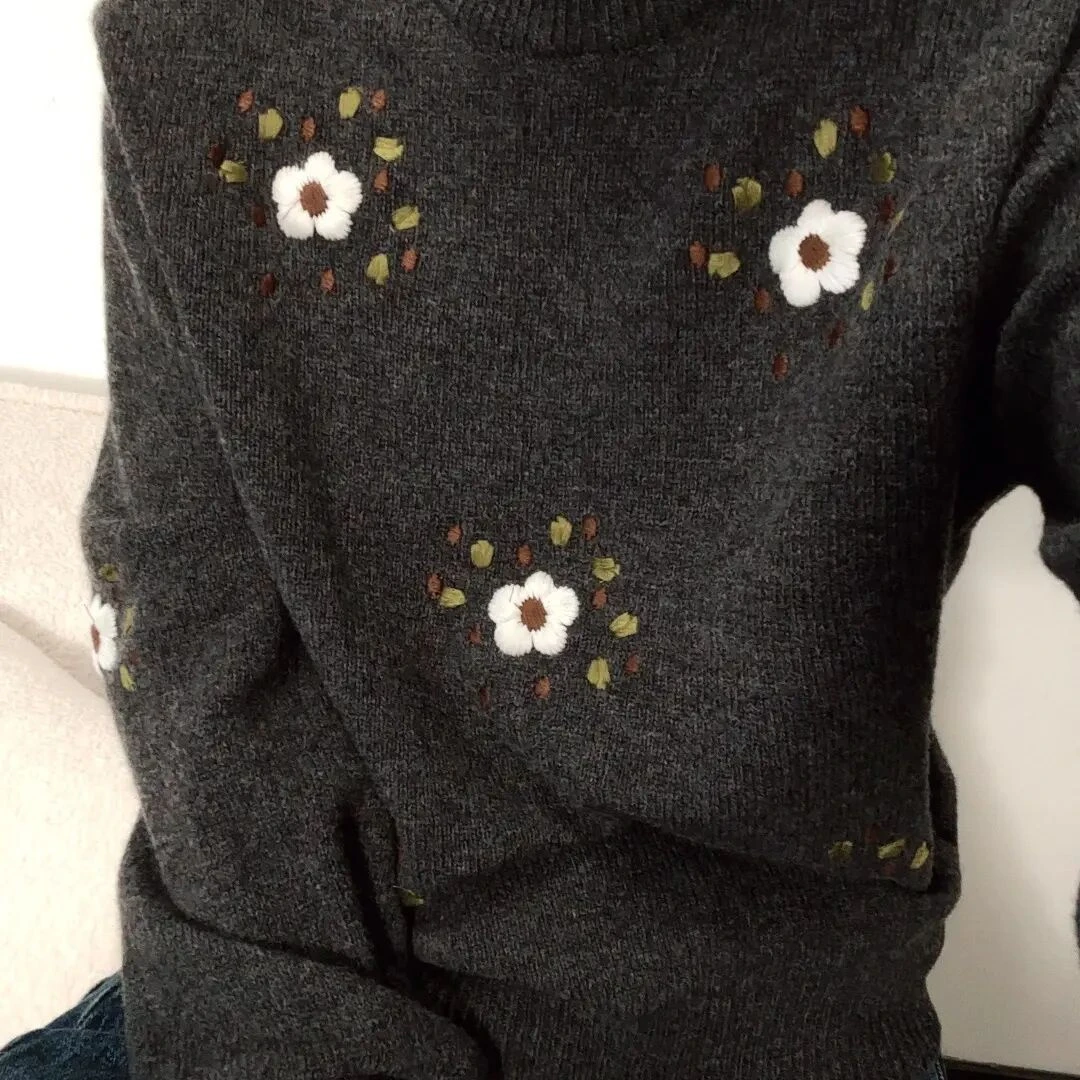 杨老板花朵刺绣复古圆领套头毛衣