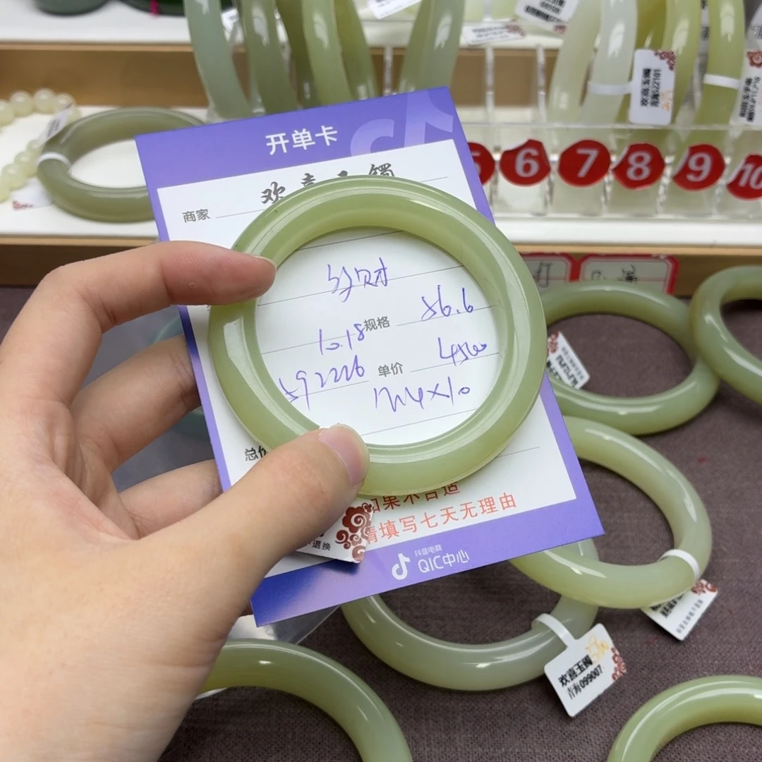 多***姐和田玉未镶嵌手镯