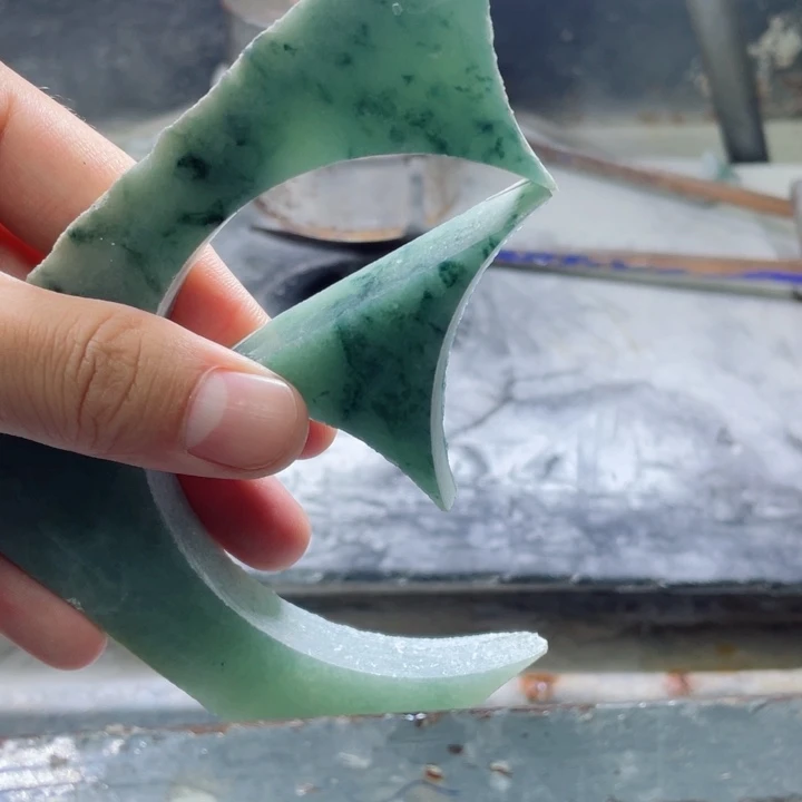 T***e定制翡翠未镶嵌虎虎珠宝手镯定制