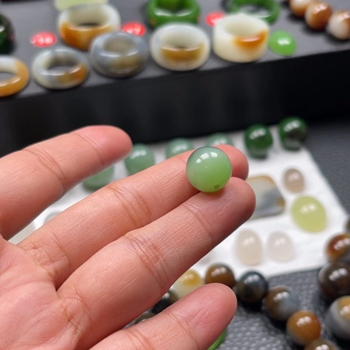 和田玉（碧玉）未镶嵌颈饰开**乐