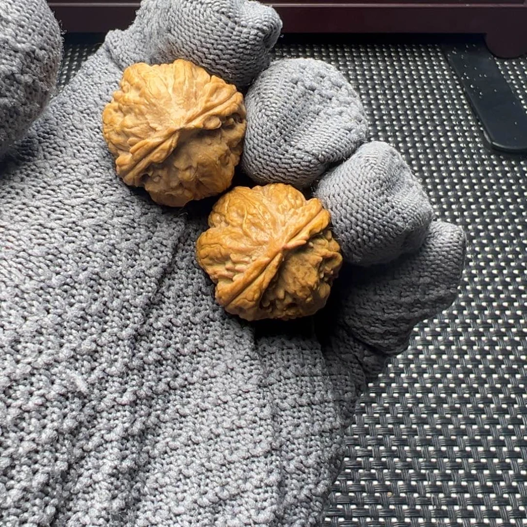 文玩核桃把件粗筋八棱