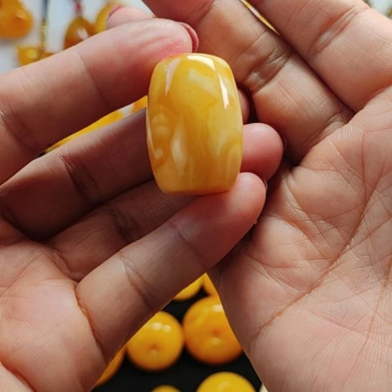 蜜蜡未镶嵌颈饰桶珠锁骨链。