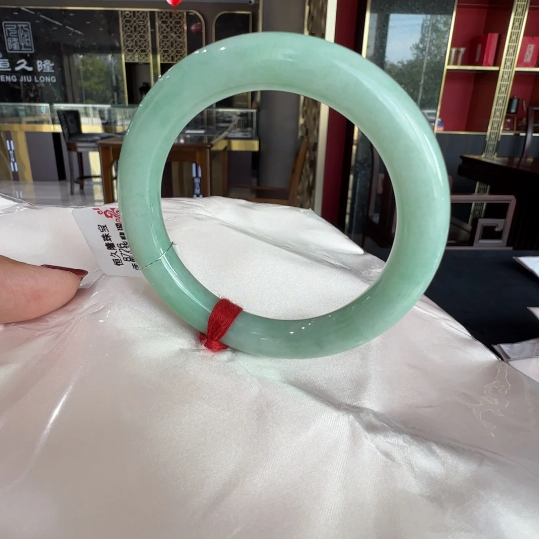 翡翠手镯未镶嵌满绿圆条5657