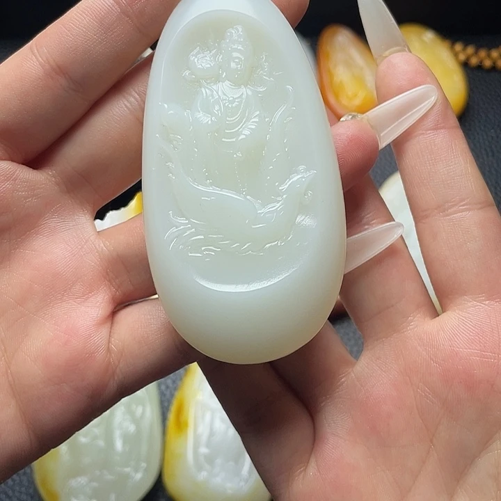 且***月和田玉未镶嵌颈饰