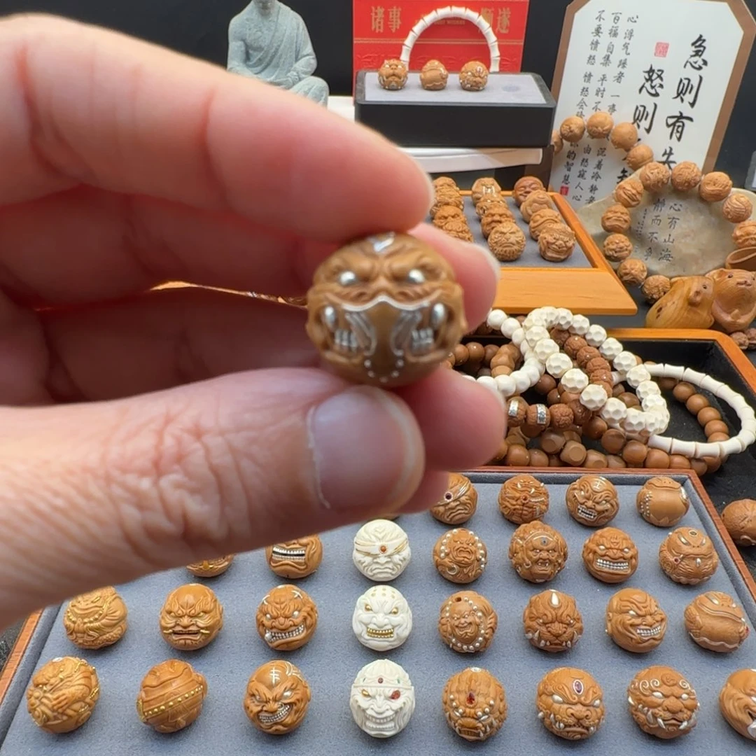 胖***余猴头核桃吊坠掩面