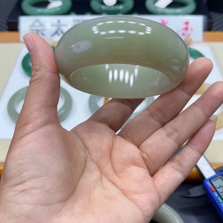 未镶嵌手镯石英质玉?***?
