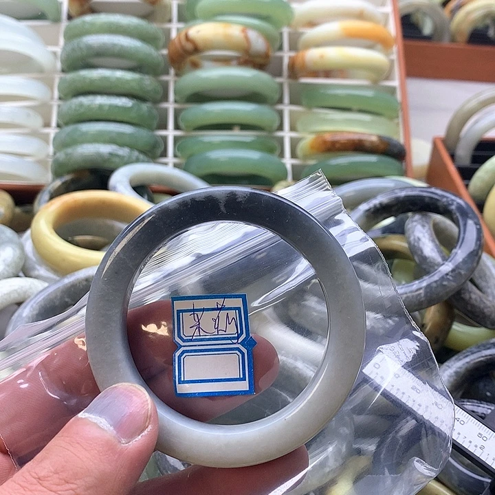 茉***梨蛇纹石玉未镶嵌手镯