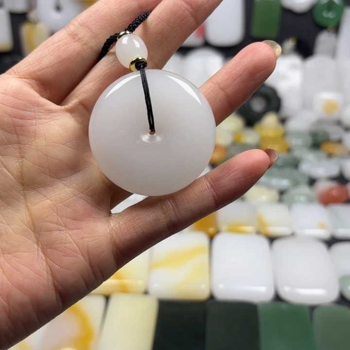 石英质玉（金丝玉）未镶嵌颈饰