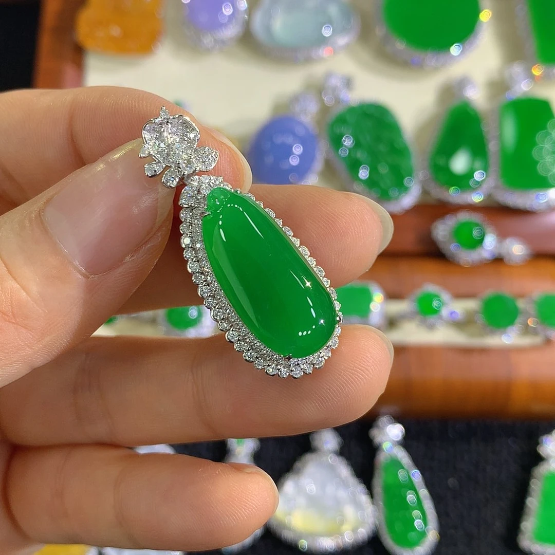 翡翠18K金镶嵌颈饰瓜瓜