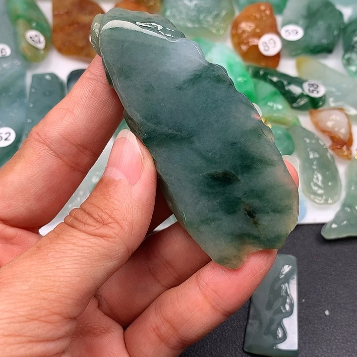 翡翠未镶嵌颈饰随型