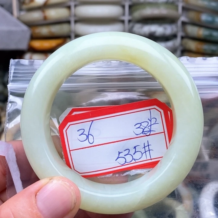 未镶嵌蛇纹石玉颈饰