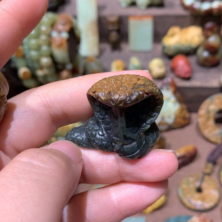 未镶嵌岫岩河磨玉（透闪石质玉）挂件