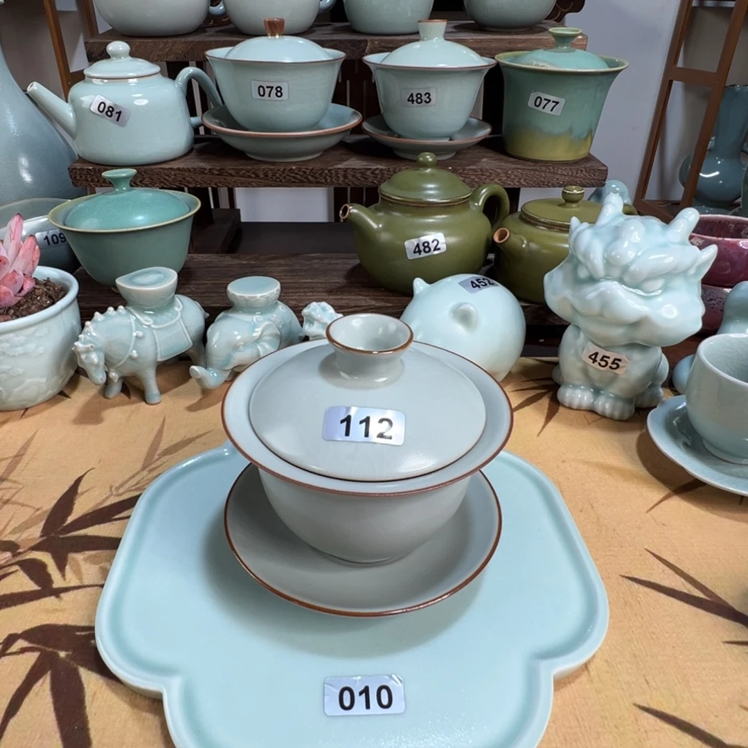 陶微瑕月白盖碗。