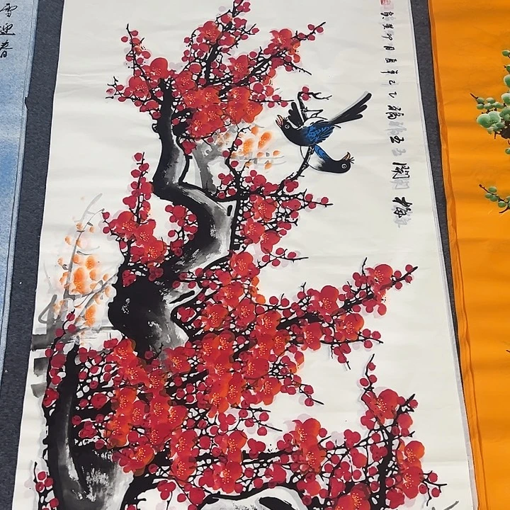 客厅的灯亮了起来