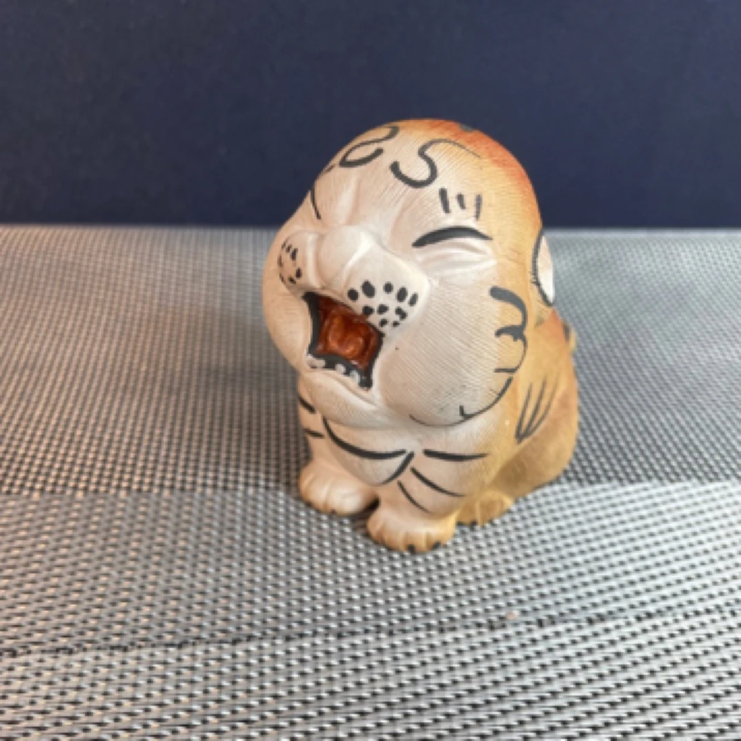 当代 宜兴紫砂茶宠老虎摆件生肖拉毛泥绘小萌虎茶玩茶具桌配件