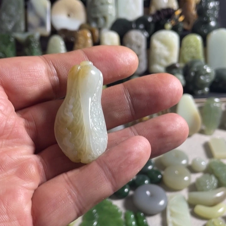 泡***球和田玉未镶嵌颈饰