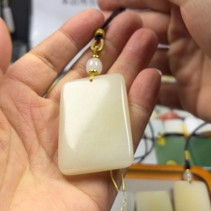 淡***水石英质玉（金丝玉）未镶嵌颈饰