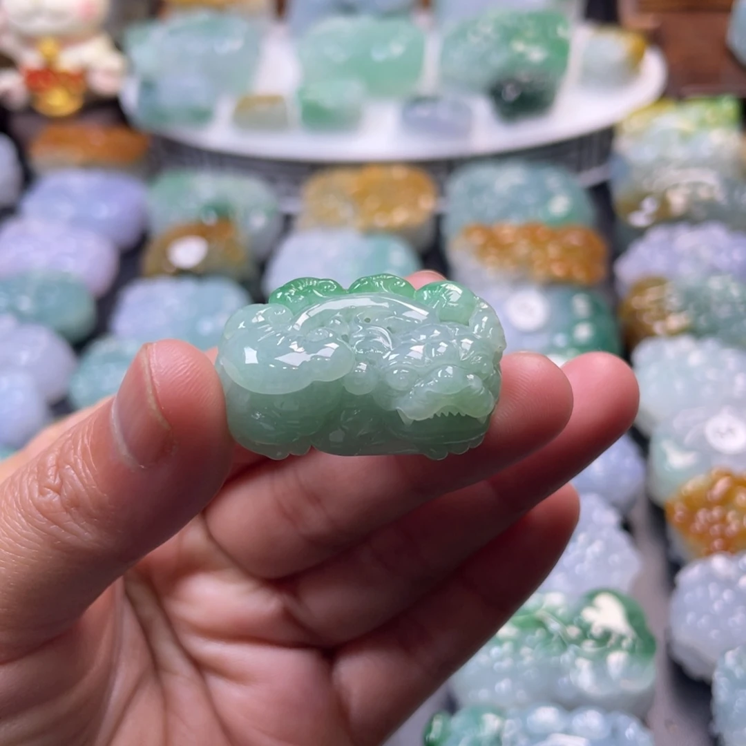 翡翠未镶嵌颈饰貔貅