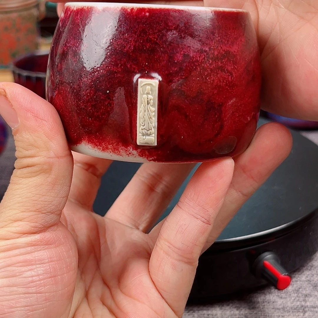 钧瓷瓶身为圆筒式