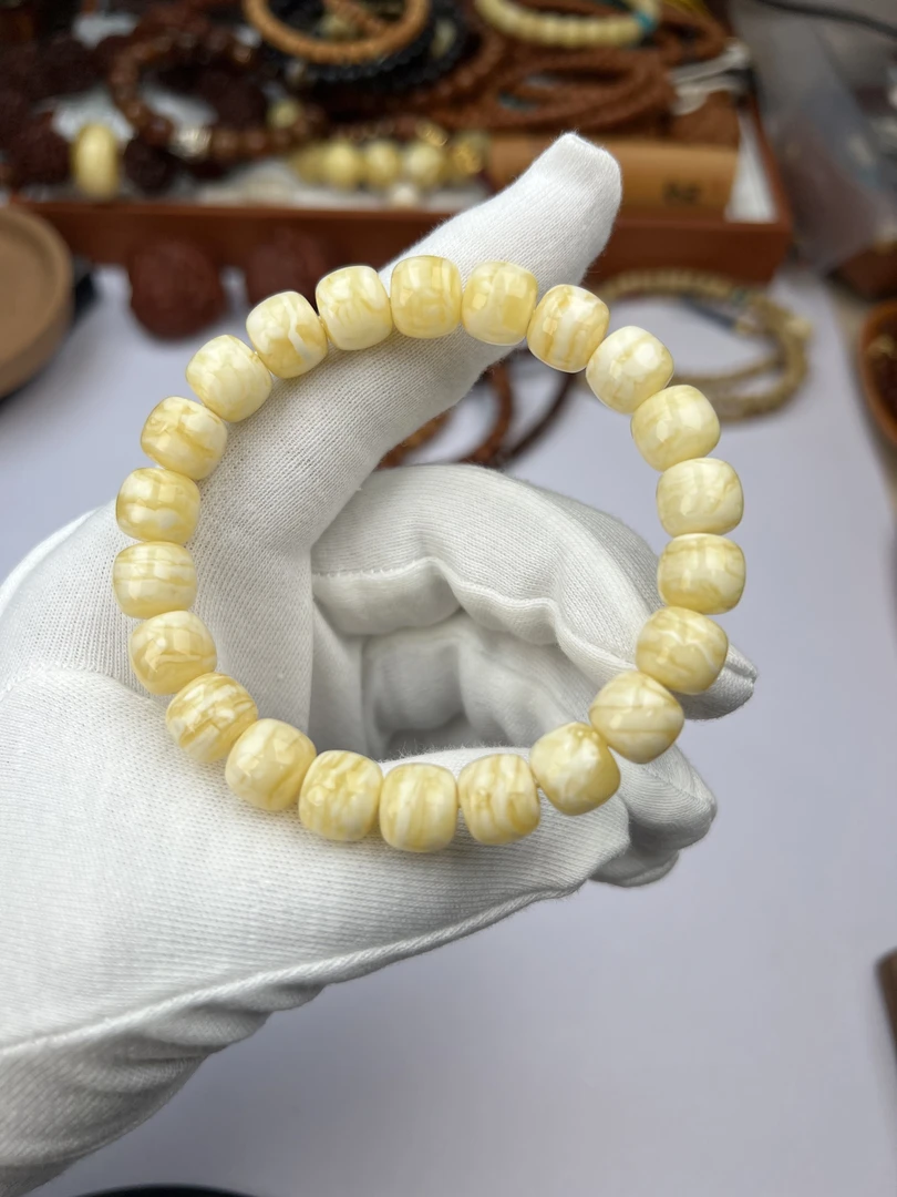 专属蜜蜡老型.圈口191毫米.尺寸3333毫米.型号8936