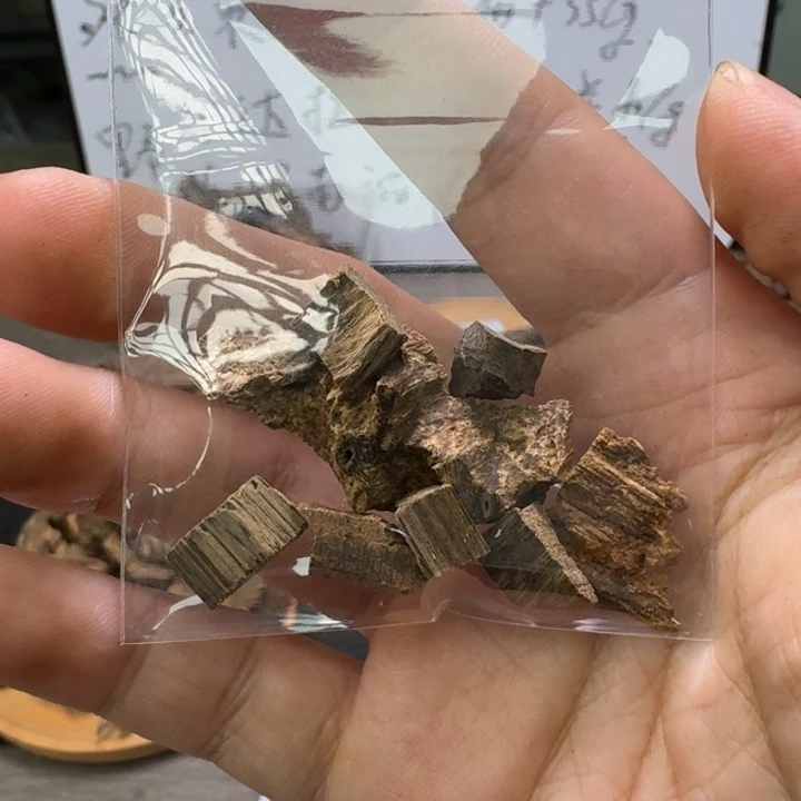 辣***张文莱车珠碎料3克。