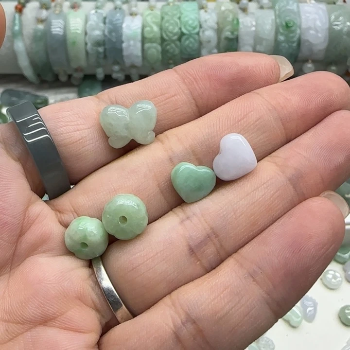 林***℡翡翠未镶嵌颈饰蝴蝶南瓜珠