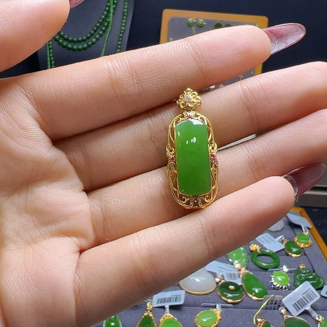 和田玉18K金镶嵌吊坠(赠链)