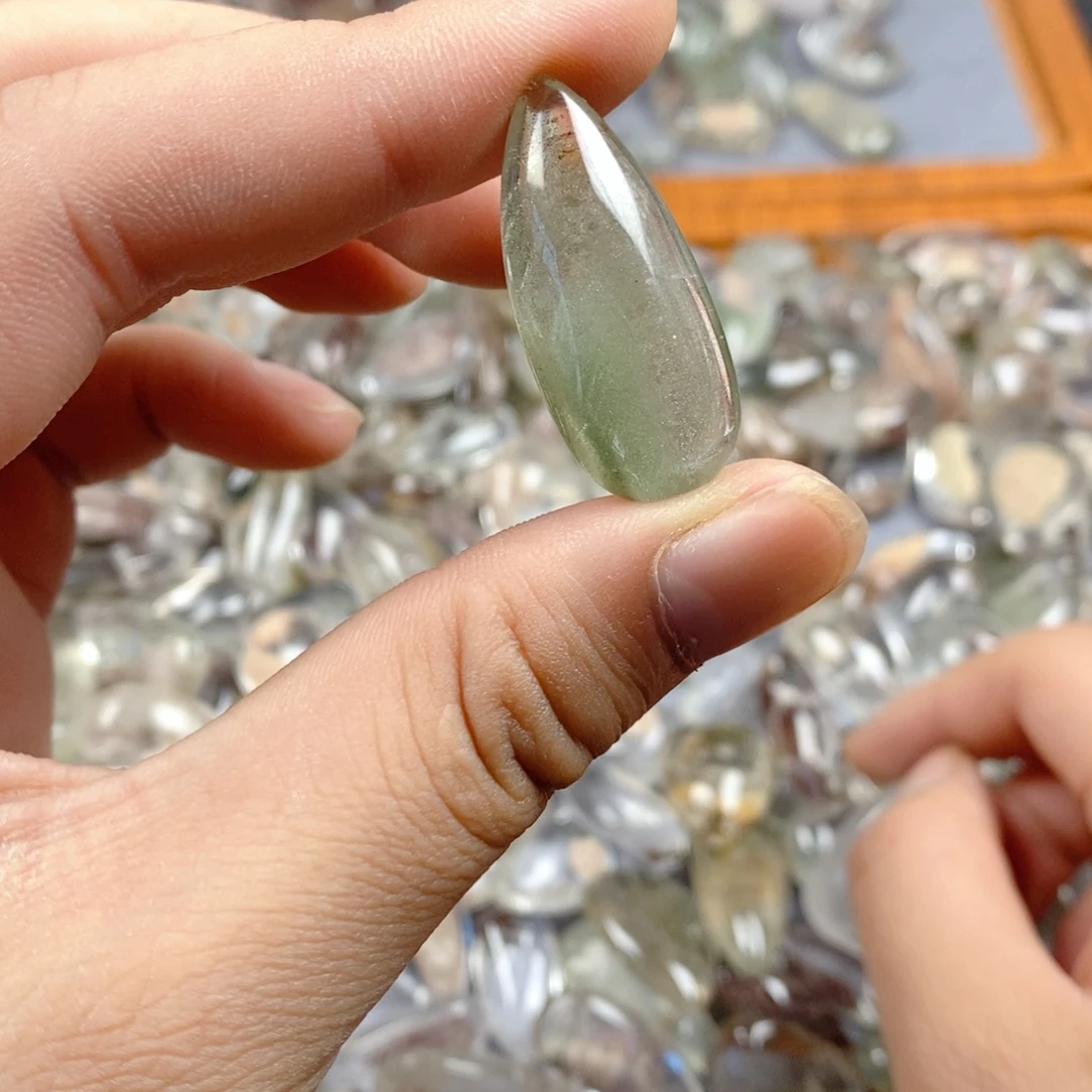 未镶嵌水晶颈饰34。