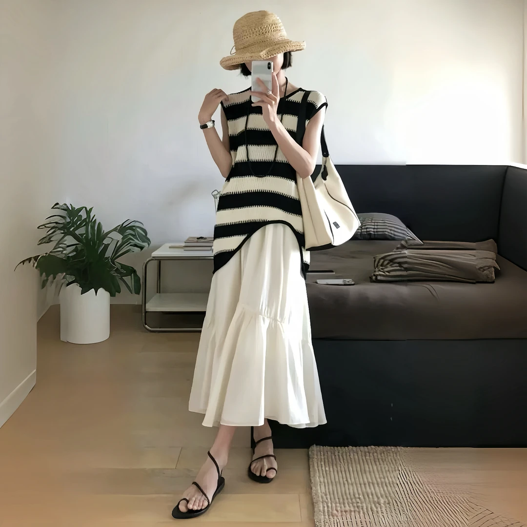 525夏意织光 条纹无袖上衣 弧形下摆裁出慵懒，针织经纬织就清凉