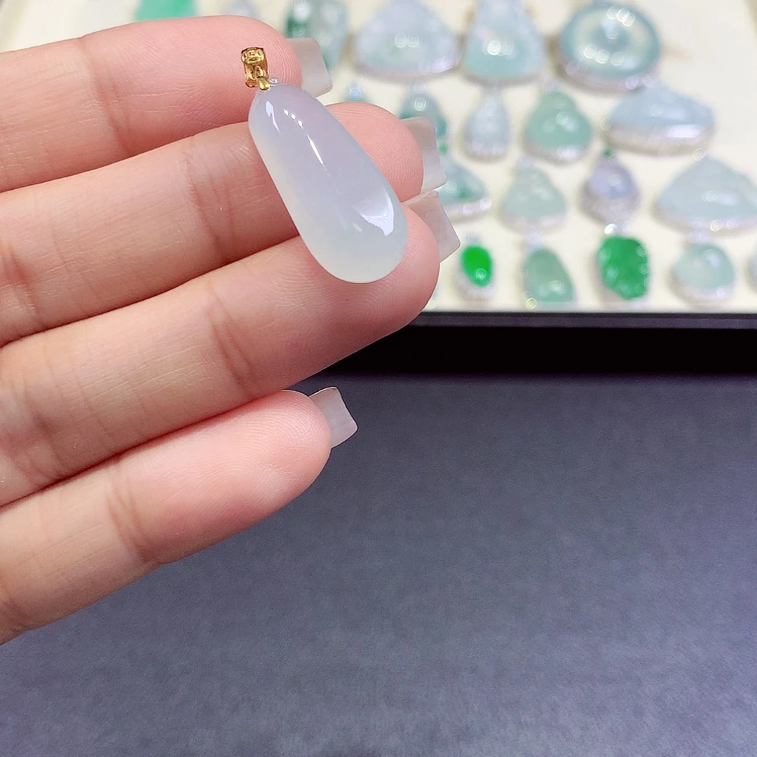 翡翠18K金镶嵌颈饰翡翠