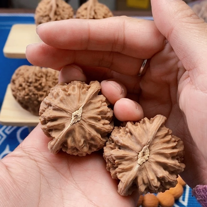 像***由桃核吊坠宫灯全品