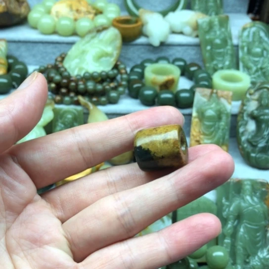 再***首岫岩河磨玉（透闪石质玉）未镶嵌颈饰