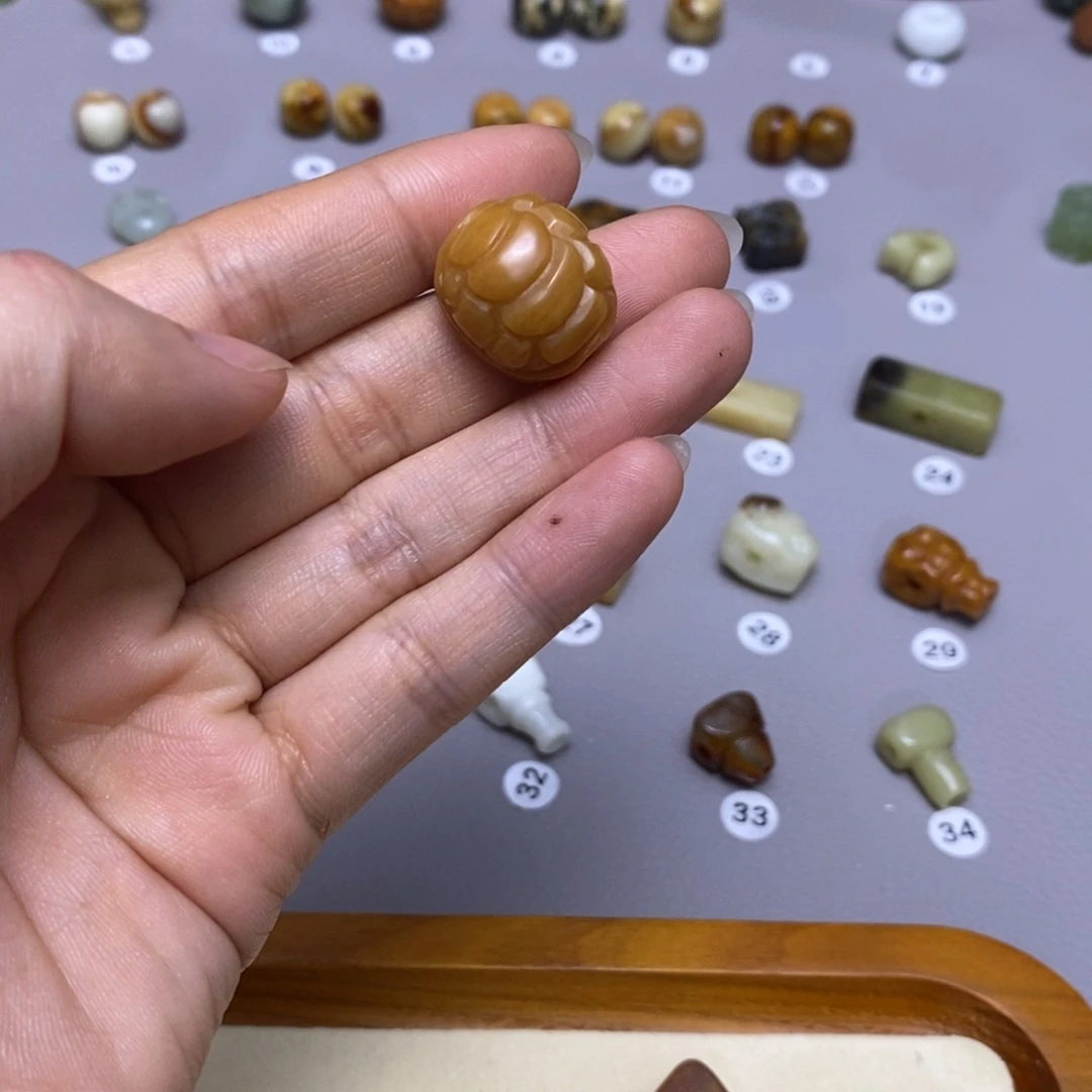 蛇纹石玉配饰合金九****月