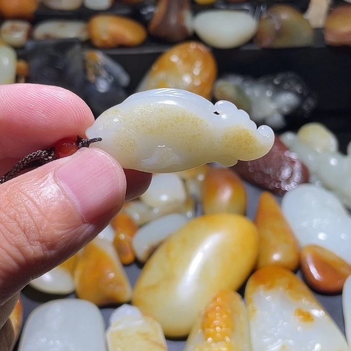 颈饰未镶嵌和田玉（糖玉）