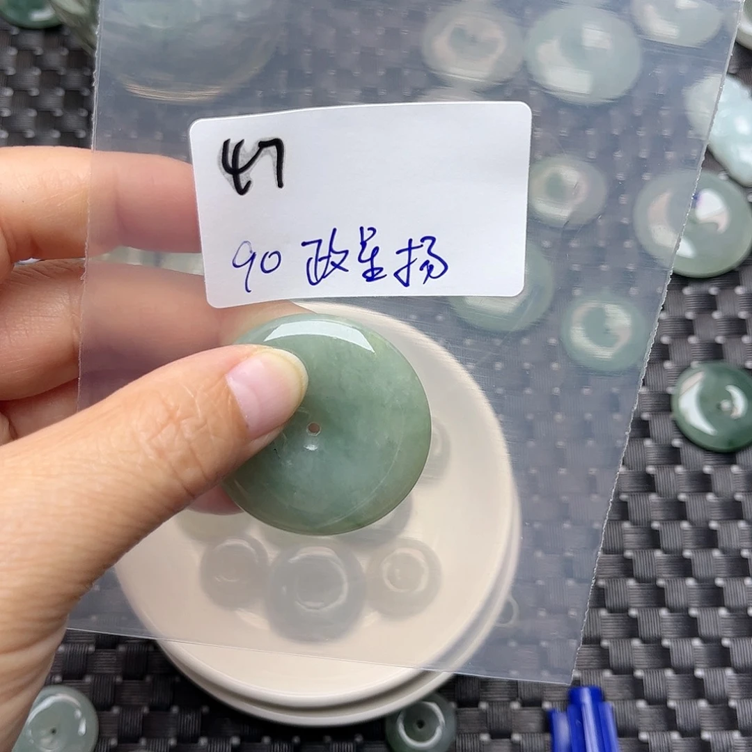 翡翠未镶嵌颈饰政*扬不