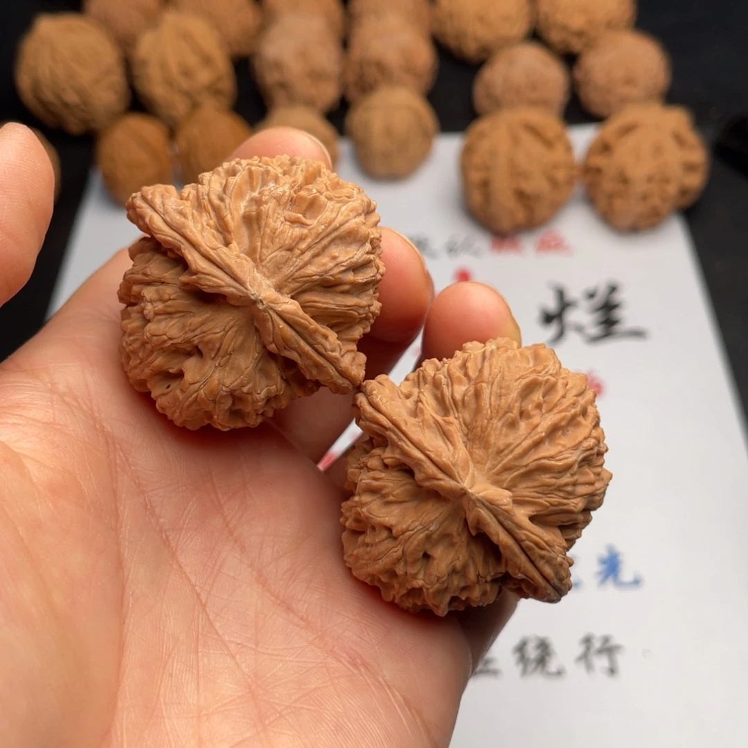 文玩核桃吊坠038。39三角白有黄