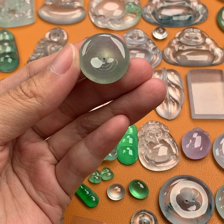 翡翠挂件未镶嵌….