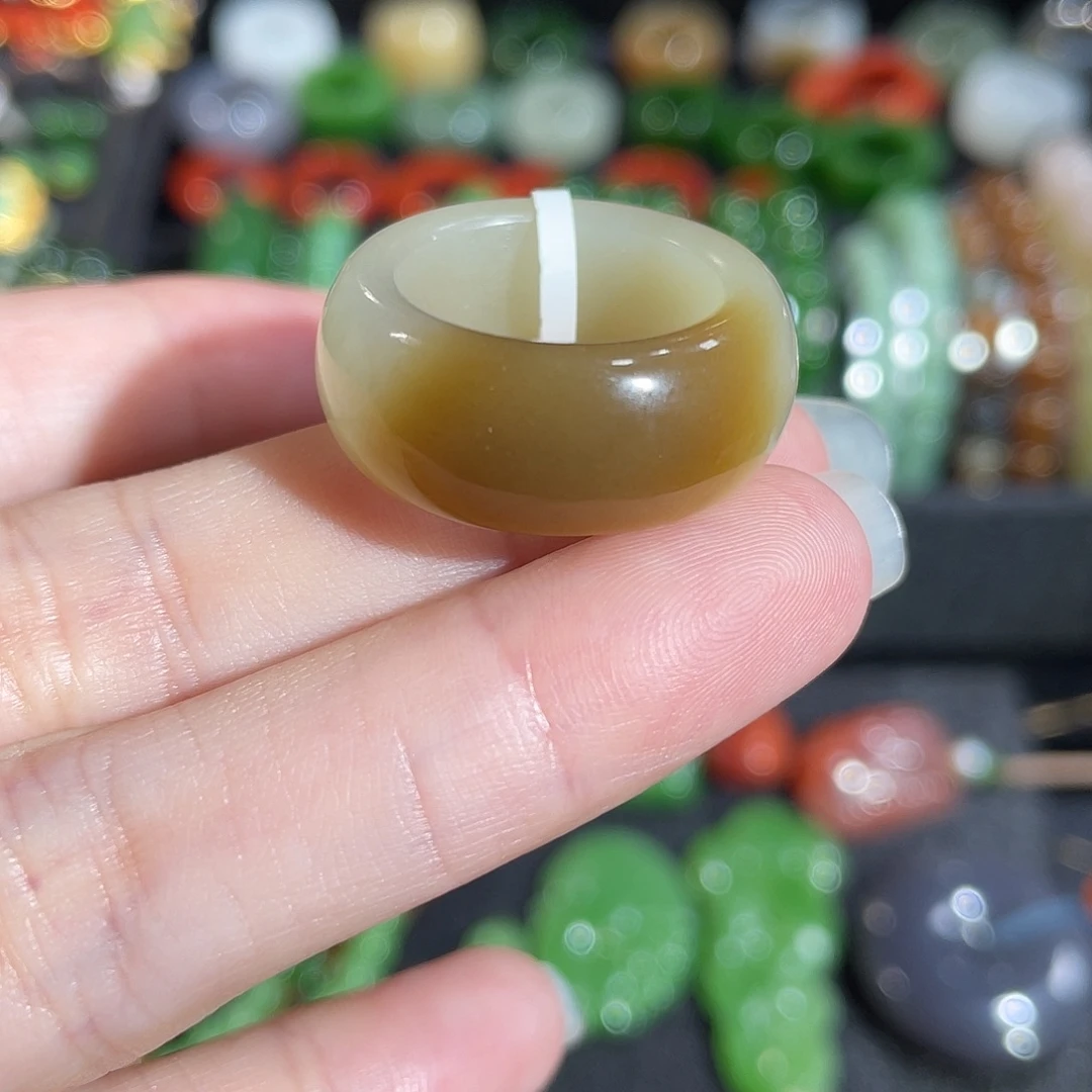 和田玉（糖玉）未镶嵌戒指内径16.7 俏色糖墩