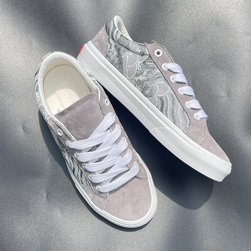 新款夏季银灰色拼接帆布鞋透气低帮轻便板鞋时尚春季运动鞋男女鞋