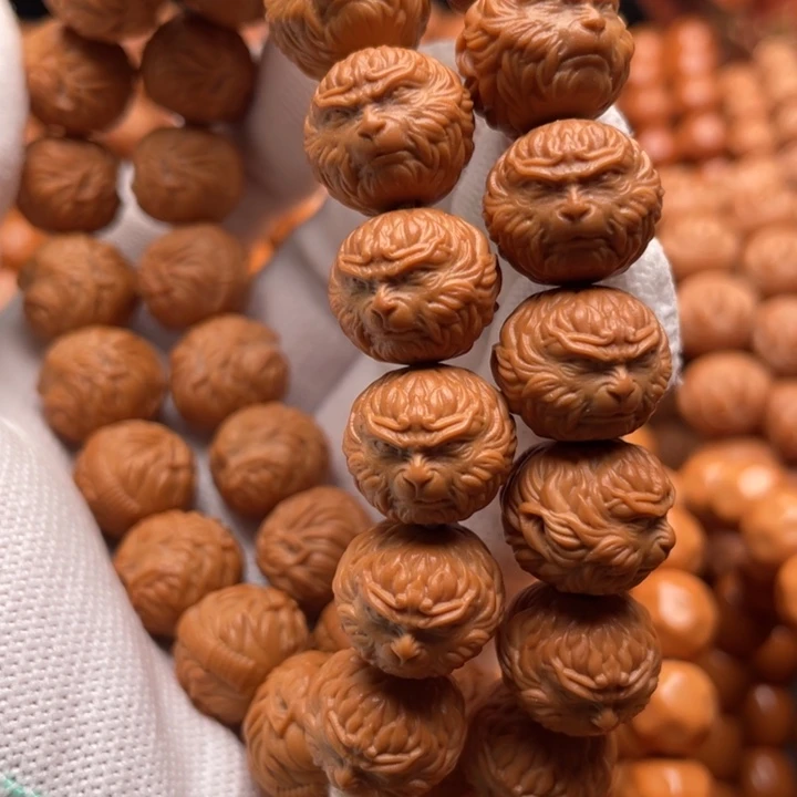 猴头核桃吊坠美**险斗战胜佛